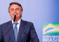 Jair Bolsonaro comemora redução nos preços de querosene de aviação