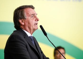 Bolsonaro comemora anúncio de redução do preço da gasolina para distribuidoras