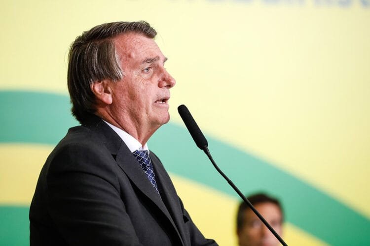 Bolsonaro comemora anúncio de redução do preço da gasolina para distribuidoras