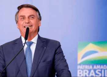 Jair Bolsonaro comemora redução nos preços de querosene de aviação