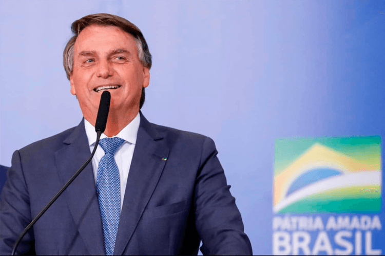 Jair Bolsonaro comemora redução nos preços de querosene de aviação