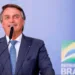 Jair Bolsonaro comemora redução nos preços de querosene de aviação