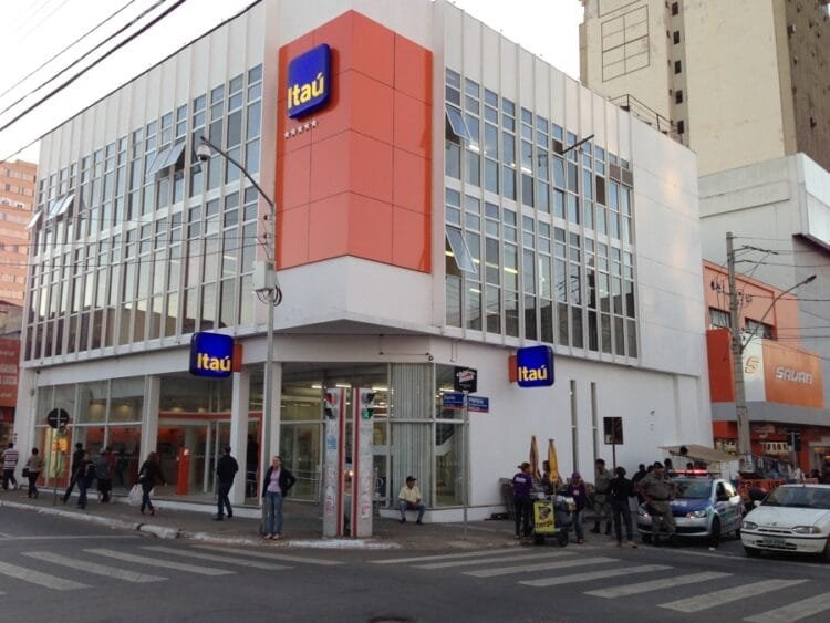 Banco Itaú solicita a Câmara Municipal a retirada de portas giratórias em suas agências de negócio