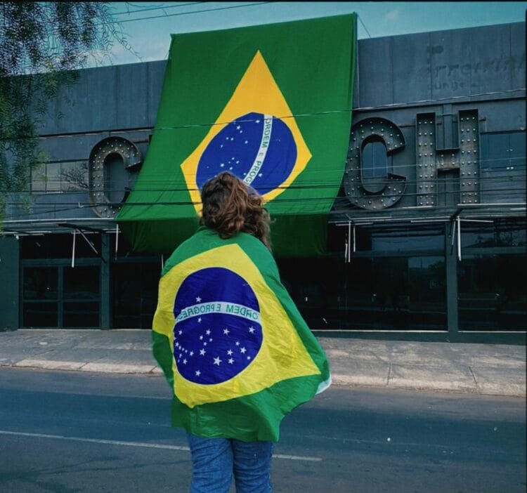 Churh City instala bandeira gigante e causa curiosidade de moradores da cidade
