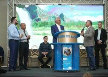 Em culto especial das Igrejas Mundial do Entorno do DF, Caiado recebe apoio de evangélicos