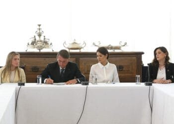 Bolsonaro sanciona Lei que cria o Programa Emprega + Mulheres