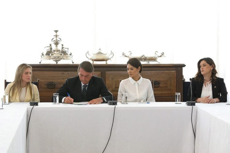 Bolsonaro sanciona Lei que cria o Programa Emprega + Mulheres