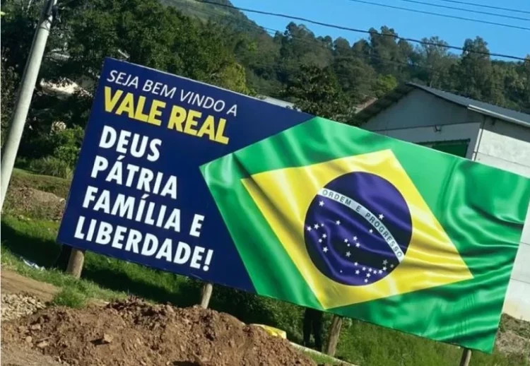 Juíza manda retirar outdoor com Deus, pátria, família: “Fascismo”