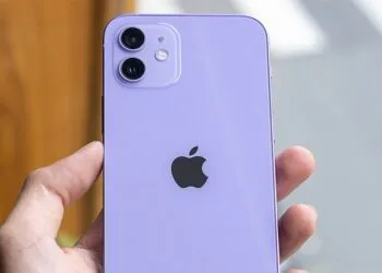 Justiça proíbe a venda de iPhone sem carregador de bateria