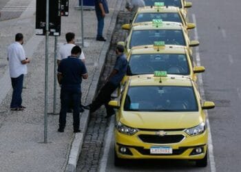 CAIXA paga R$ 709 mi de benefício emergencial para caminhoneiros e taxistas neste sábado (24)
