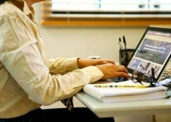 Lei que regulamenta teletrabalho e altera regras do auxílio-alimentação é sancionada