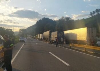 Caminhoneiros interditam rodovias após Lula ser eleito presidente do Brasil