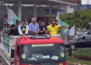 Mesmo com chuva, ato pró-Bolsonaro reúne centenas em Anápolis