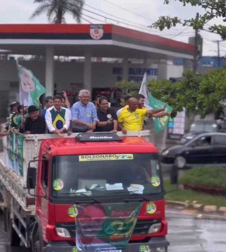 Mesmo com chuva, ato pró-Bolsonaro reúne centenas em Anápolis