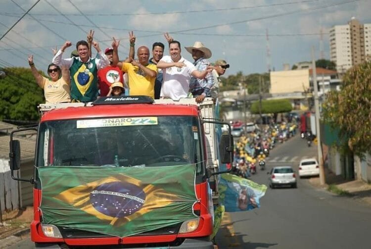 Carros e motos tomaram as ruas de Anápolis em motocarreata pró-Bolsonaro, Major Vitor Hugo e Wilder Morais