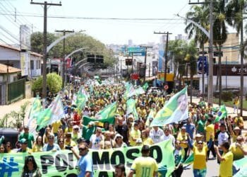 Centenas de pessoas participam de ato pró-Bolsonaro em Anápolis