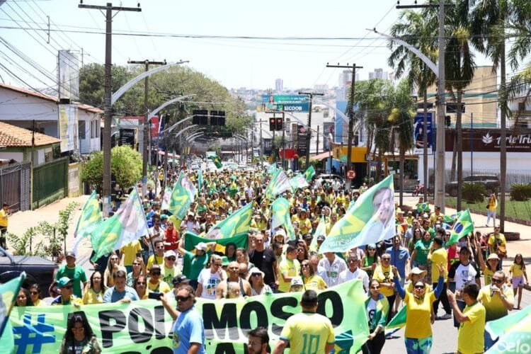Centenas de pessoas participam de ato pró-Bolsonaro em Anápolis