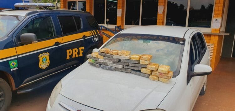 Droga é apreendida em carro transportado por cegonha