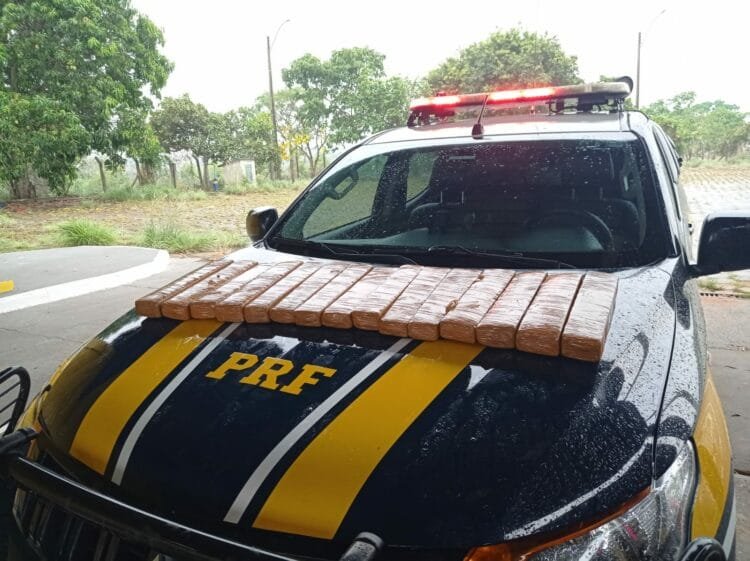 PRF prende jovem, de 21 anos, com maconha em ônibus.