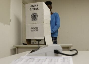 Pela primeira vez, todas as seções eleitorais do país abrem e fecham ao mesmo tempo