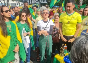 Atriz Cássia Kis volta a marcar presença em manifestação no RJ