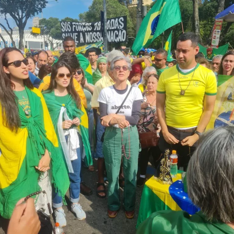 Atriz Cássia Kis volta a marcar presença em manifestação no RJ