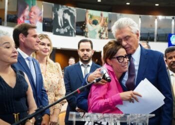 “Aprendi muito com ele”, afirma Caiado durante homenagem ao ex-governador Iris Rezende na Assembleia Legislativa