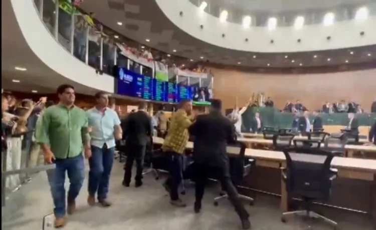 Agropecuaristas protestam na Alego contra novo imposto