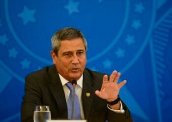 Braga Netto tranquiliza apoiadores de Bolsonaro sobre estado de saúde do presidente