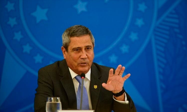 Braga Netto tranquiliza apoiadores de Bolsonaro sobre estado de saúde do presidente