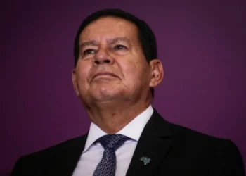 Presidente em exercício, Hamilton Mourão, convoca cadeia nacional de rádio e TV para pronunciamento no último dia do ano