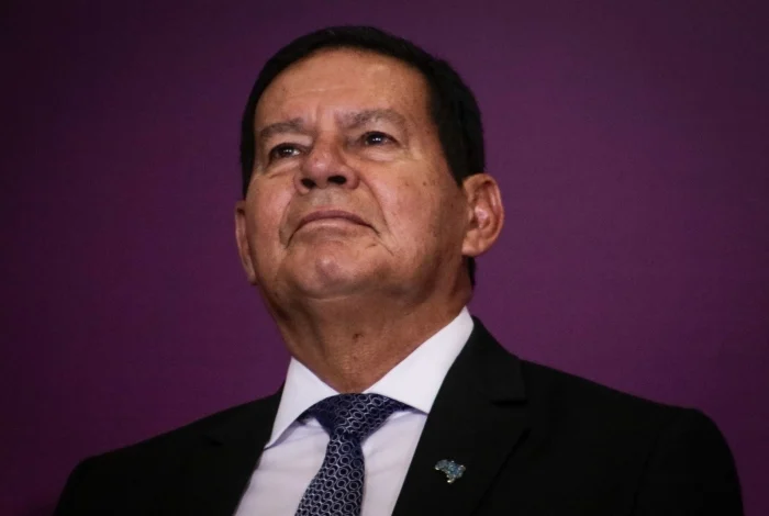 Presidente em exercício, Hamilton Mourão, convoca cadeia nacional de rádio e TV para pronunciamento no último dia do ano