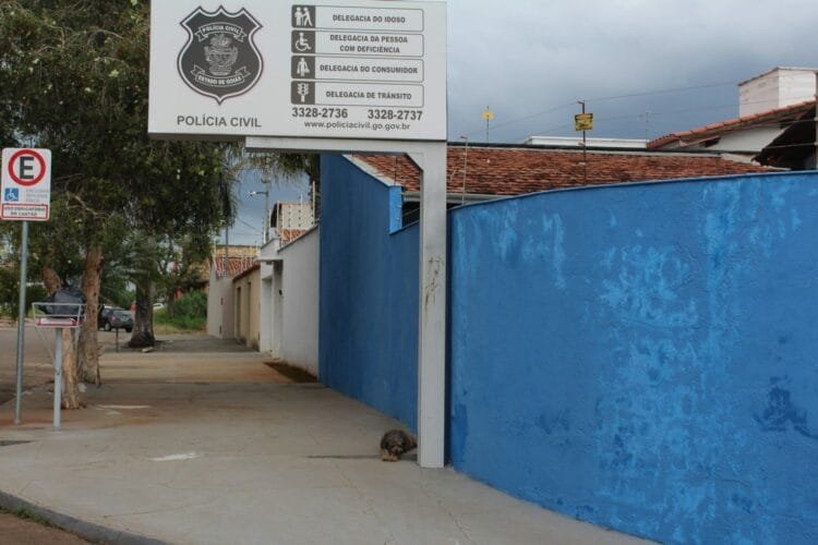 Homem que maltratava e ameaçava a própria mãe idosa é preso, em Anápolis