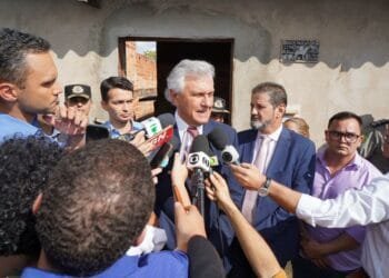 Caiado visita pais de menina assassinada e diz o que aconteceu “é inadmissível e inaceitável”