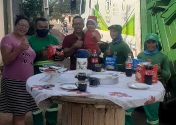 Família organiza café da manhã para coletores de lixo de Anápolis