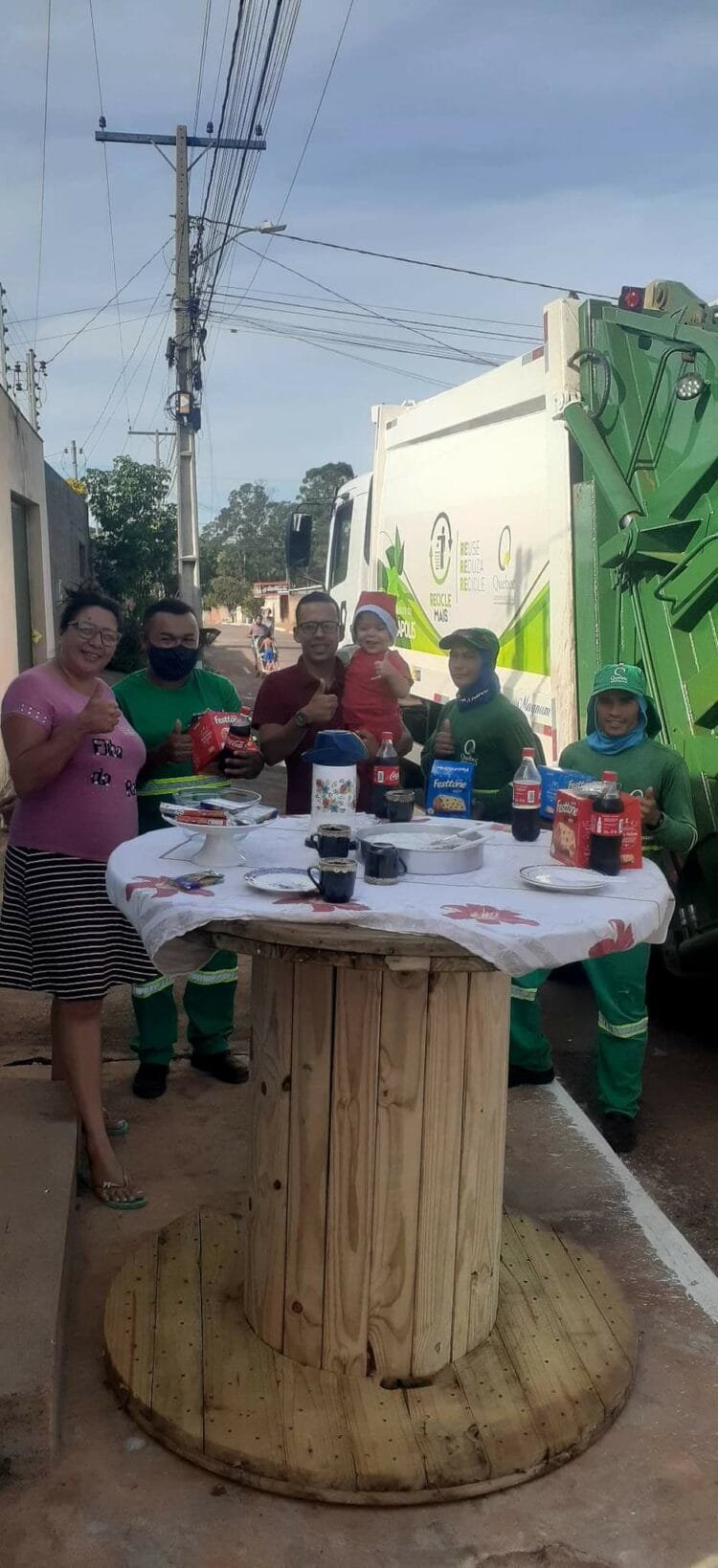 Família organiza café da manhã para coletores de lixo de Anápolis
