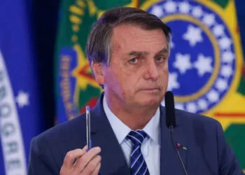 Bolsonaro assina MP que aumenta salário mínimo para R$ 1.302 a partir de 2023