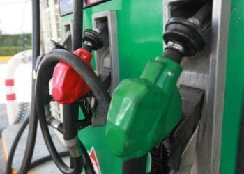 Preço da gasolina cai nos postos pela quinta semana seguida