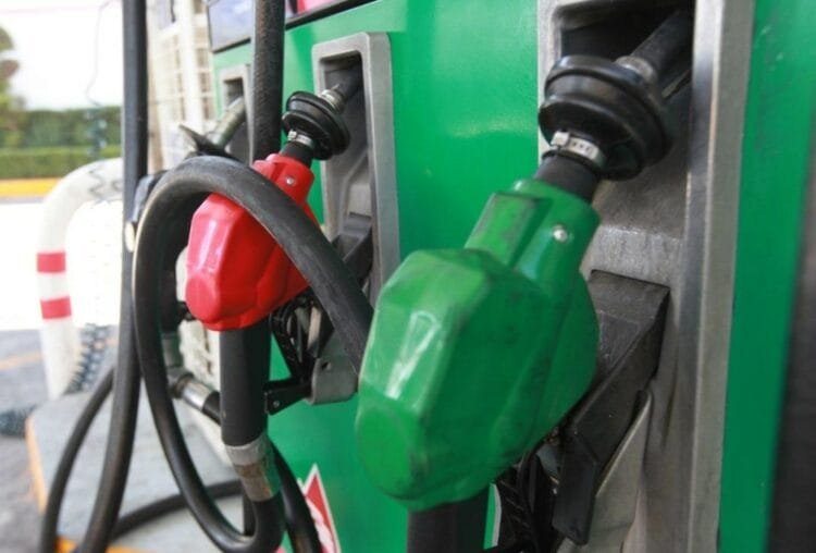 Preço da gasolina cai nos postos pela quinta semana seguida