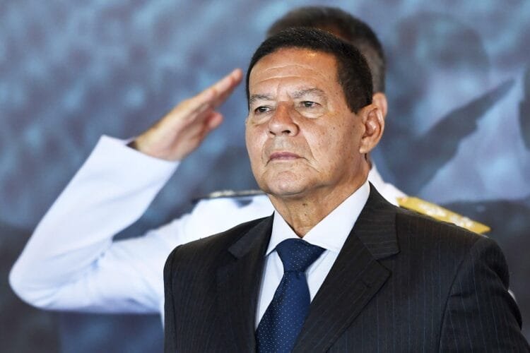 Para Mourão, Bolsonaro deveria passar a faixa e provocar Lula