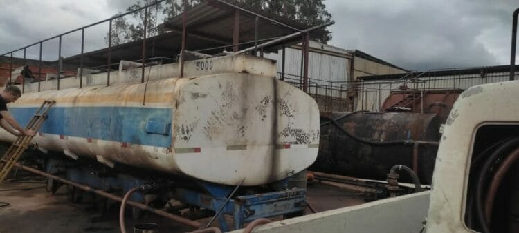 Polícia Civil apreende mais de 70 mil litros de óleos automotivos usados e que eram revendidos como novos, em Senador Canedo