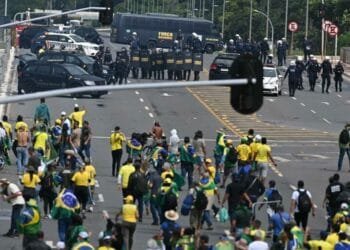 Cerca de 1.200 acampados são levados à sede da Polícia Federal