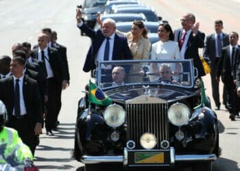 Em sessão no Congresso, Lula é empossado como presidente