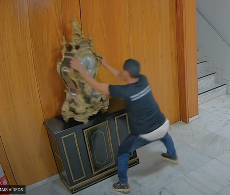 Polícia Federal prende homem que quebrou relógio de Dom João VI