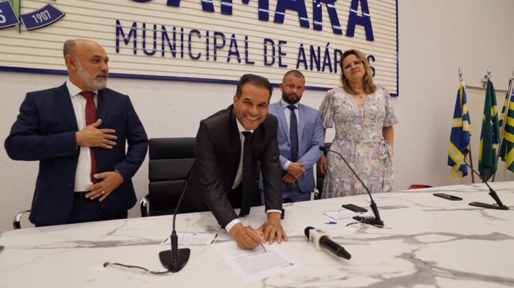 Domingos Paula toma posse como presidente da Câmara de Vereadores de Anápolis