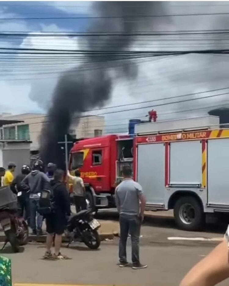 AGORA: Borracharia pega fogo na Vila Jaiara