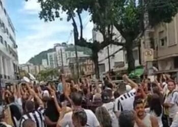 Torcedores do Santos protesta contra Lula no velório do Pelé