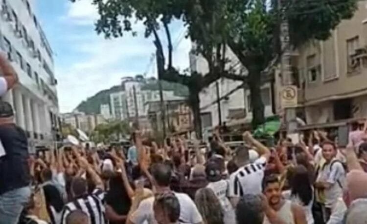 Torcedores do Santos protesta contra Lula no velório do Pelé