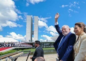 Alta no dólar e queda no Ibovespa marcam primeiro dia útil após posse de Lula