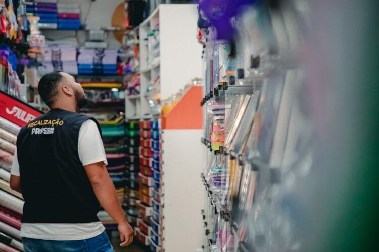 Pesquisa de preço de materiais escolares e fiscalização de papelarias pelo Procon Anápolis auxiliam pais na volta às aulas